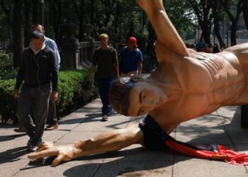 Protesting teachers in Mexico topple player statues days ahead W’Cup