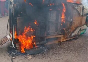 Angry youths burn suspected phone thieves’ tricycles in Jos