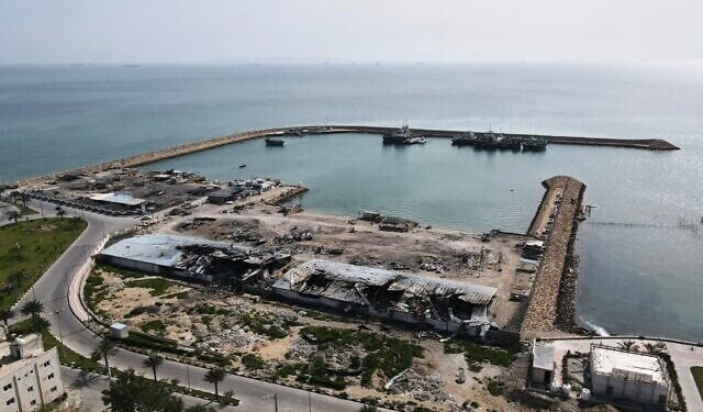 Iran reimposes Strait of Hormuz closure as Lebanon fighting threatens U.S.-Iran peace deal