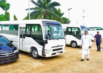 Alia donates buses to APC women, community group