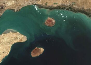 US strikes Iranian launchers in strait of Hormuz, sparking reprisal attack on airbases in Jordan