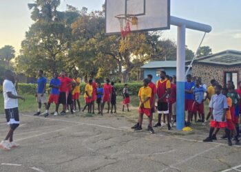 Ladan organises basketball training for teenagers